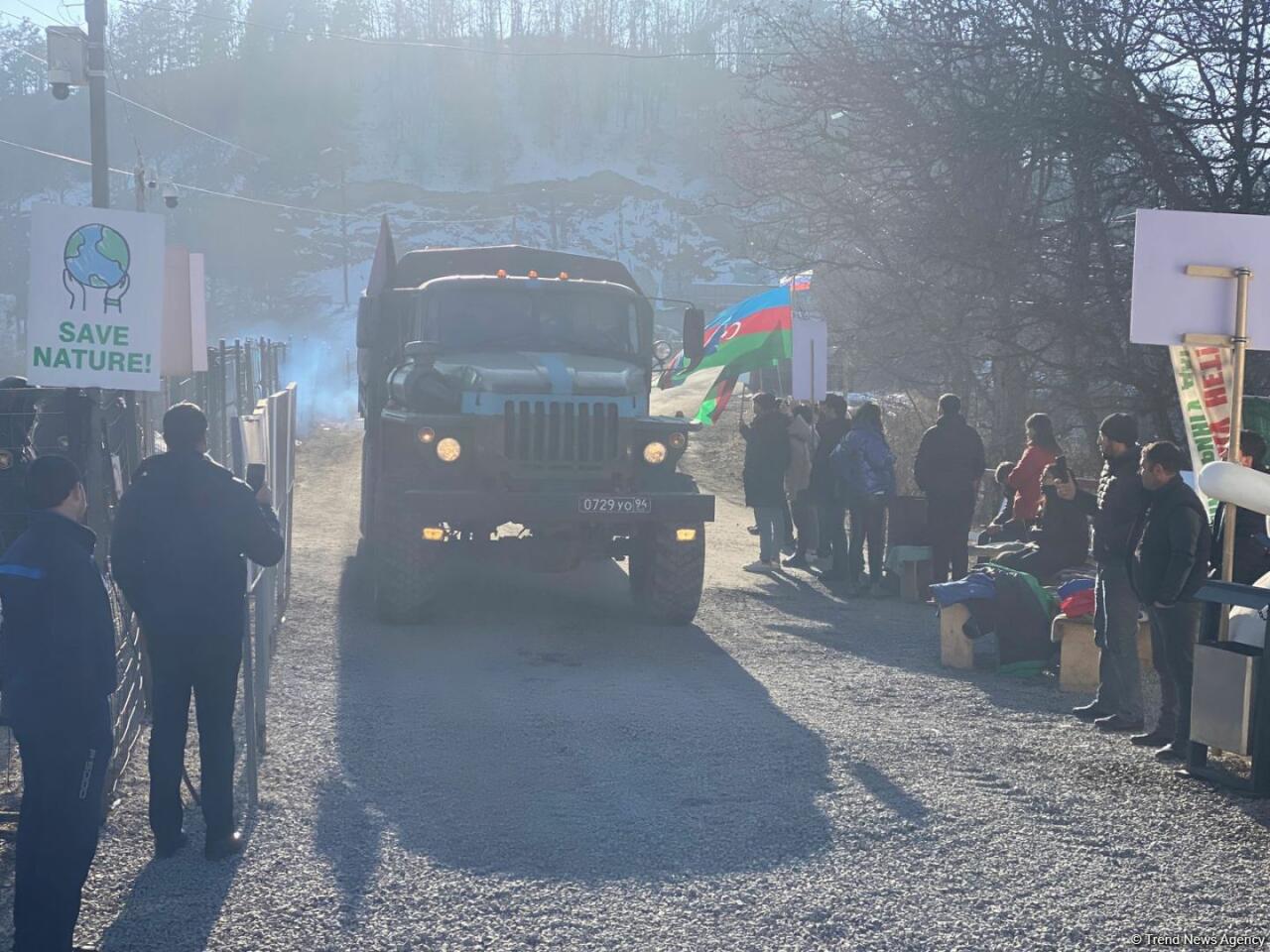 По Лачинской дороге проехало еще 12 автомобилей миротворцев
