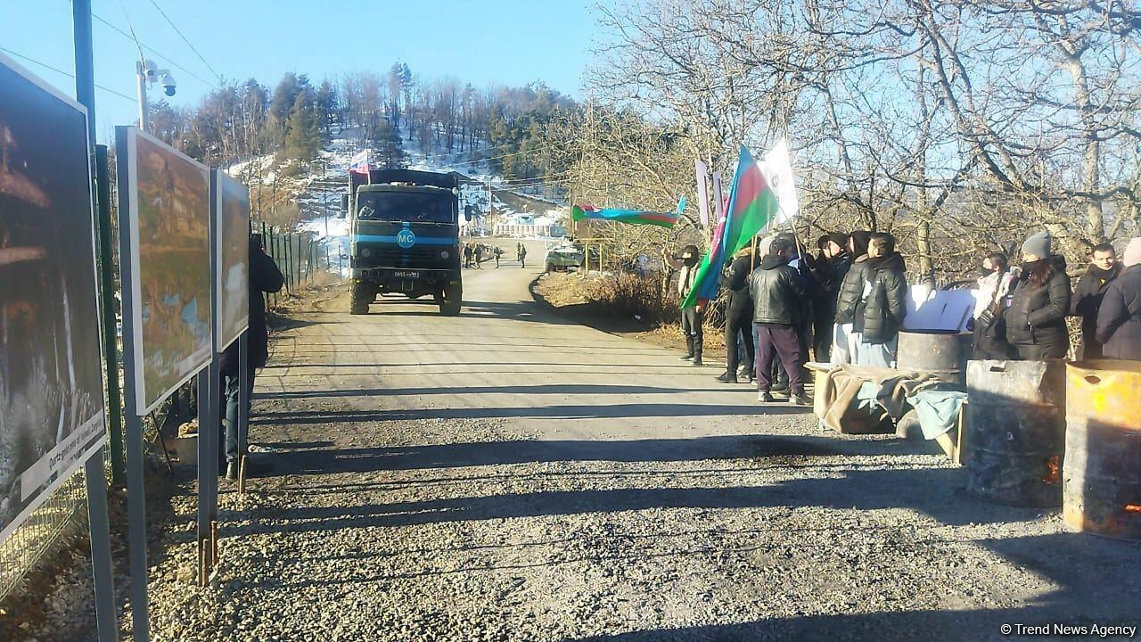 По Лачинской дороге проехал автомобиль снабжения миротворцев