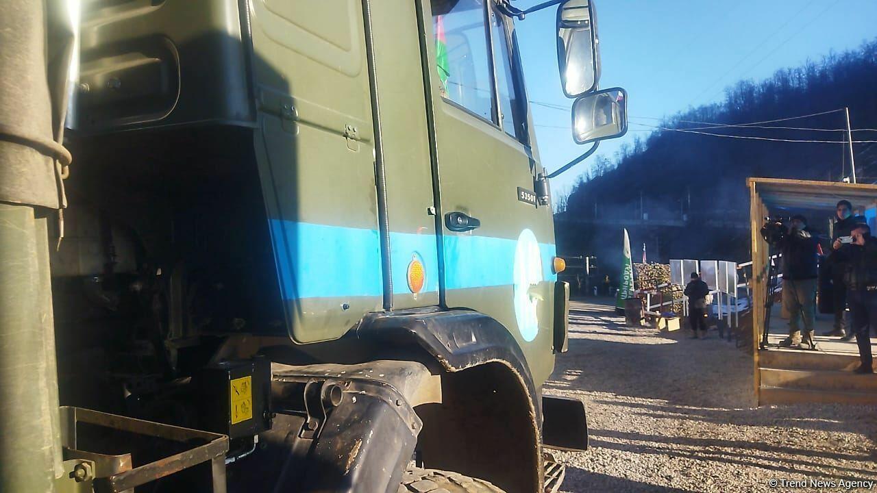 По Лачинской дороге проехал автомобиль снабжения миротворцев