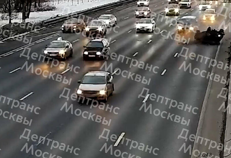 Машина врезалась в ограждение и перевернулась в ДТП с другим авто