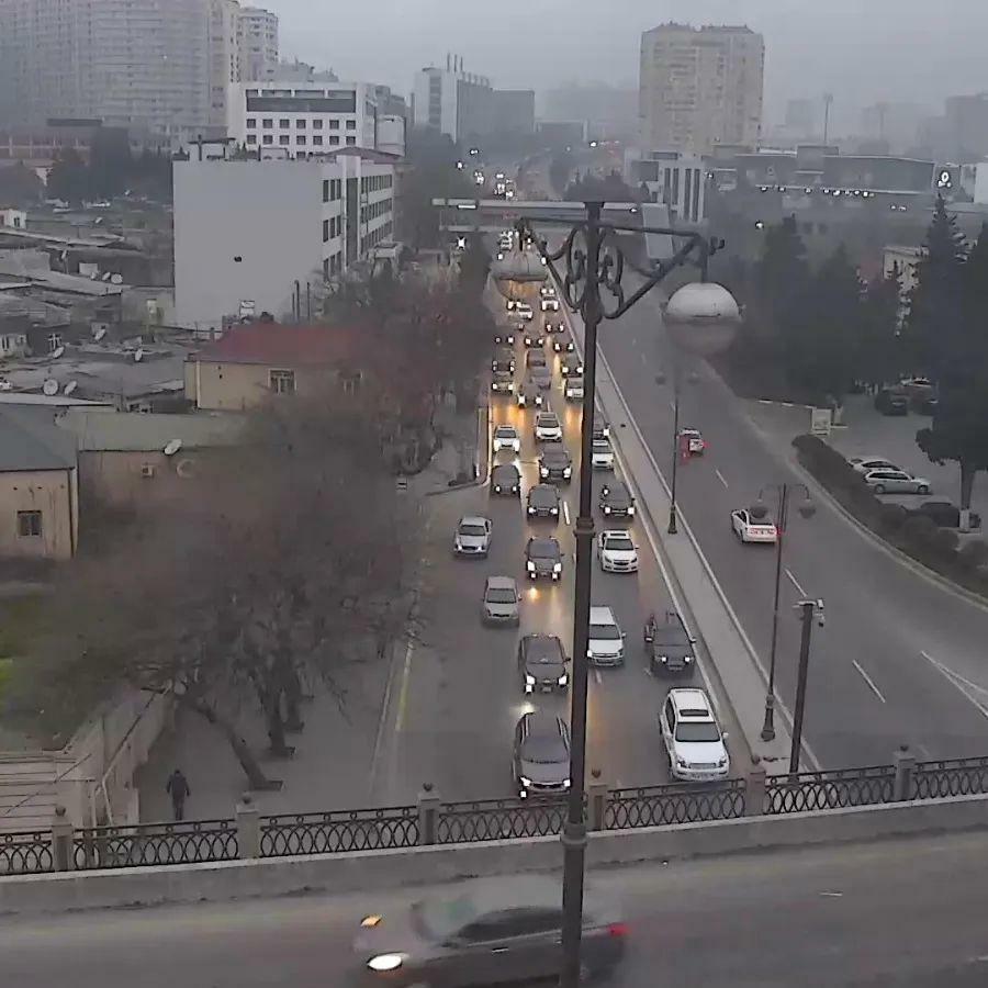 На некоторых улицах Баку затруднено движение транспорта