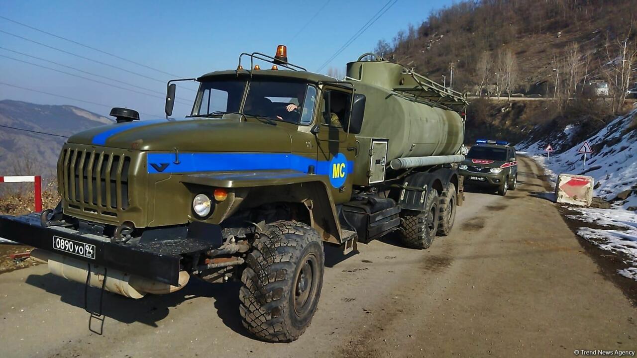 Еще четыре автомобиля снабжения миротворцев проехали по Лачинской дороге
