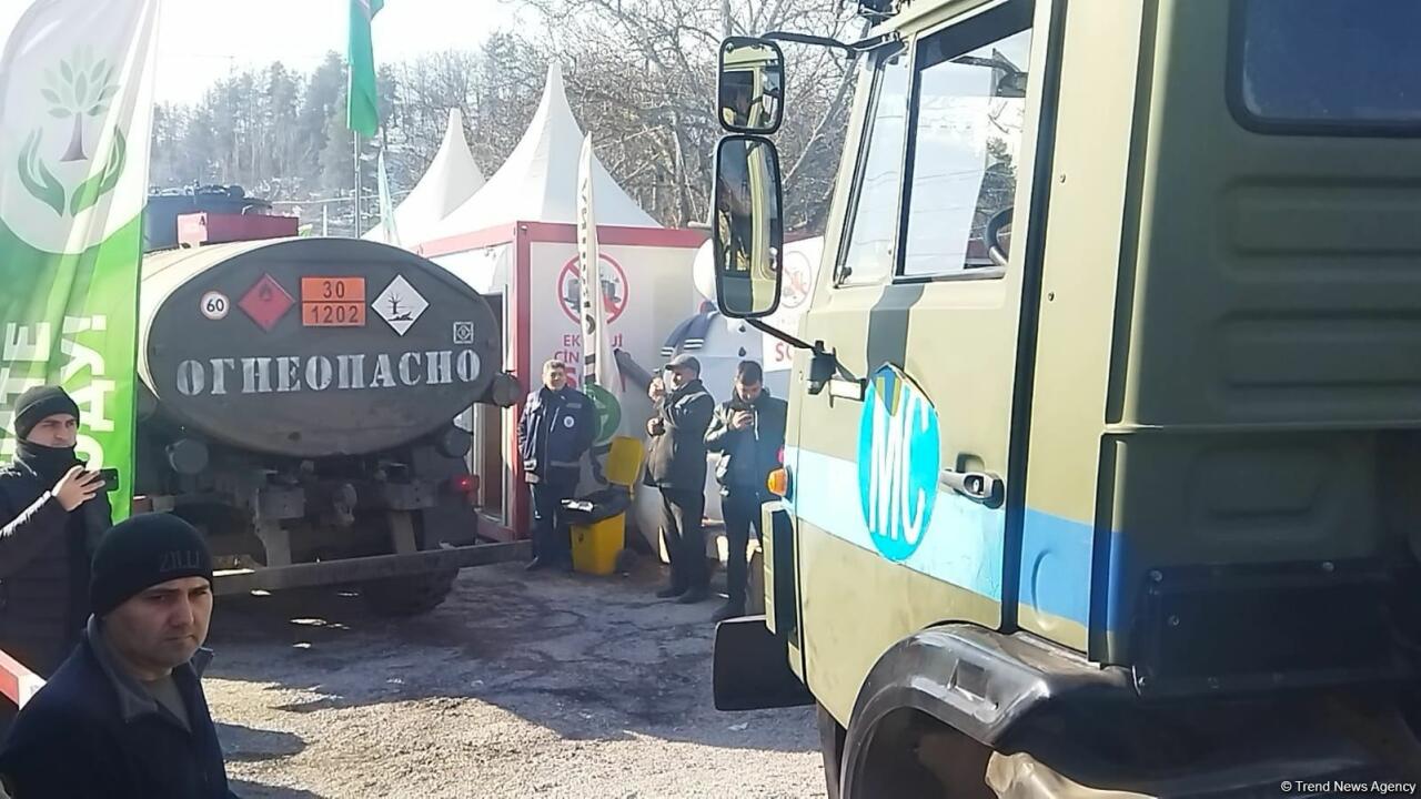 Еще четыре автомобиля снабжения миротворцев проехали по Лачинской дороге