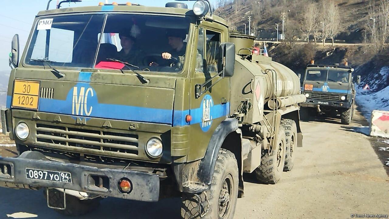 Еще четыре автомобиля снабжения миротворцев проехали по Лачинской дороге