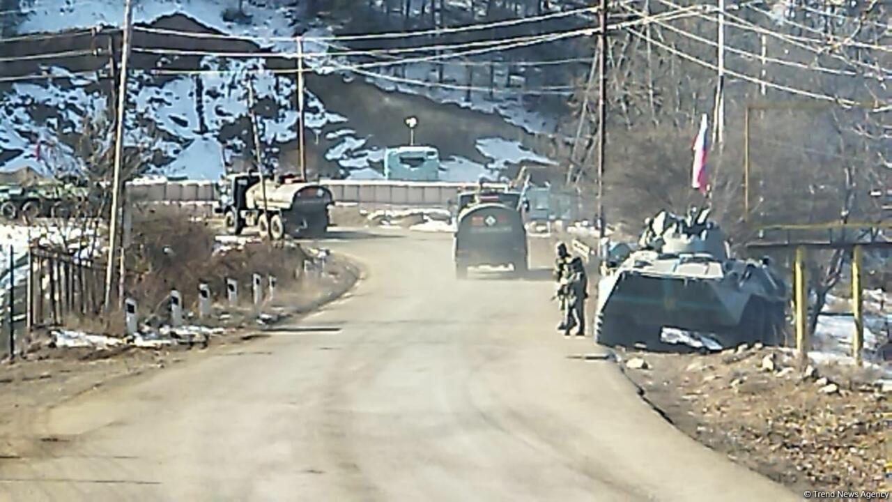 Еще четыре автомобиля снабжения миротворцев проехали по Лачинской дороге
