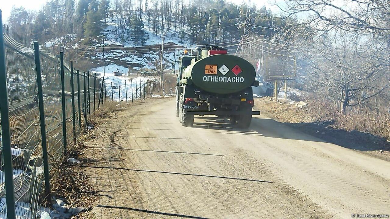 Еще четыре автомобиля снабжения миротворцев проехали по Лачинской дороге