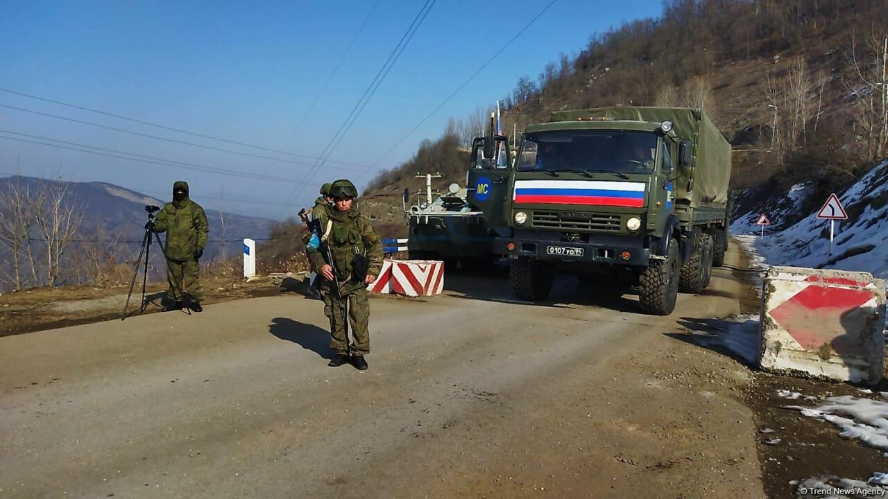 Еще четыре автомобиля снабжения миротворцев проехали по Лачинской дороге