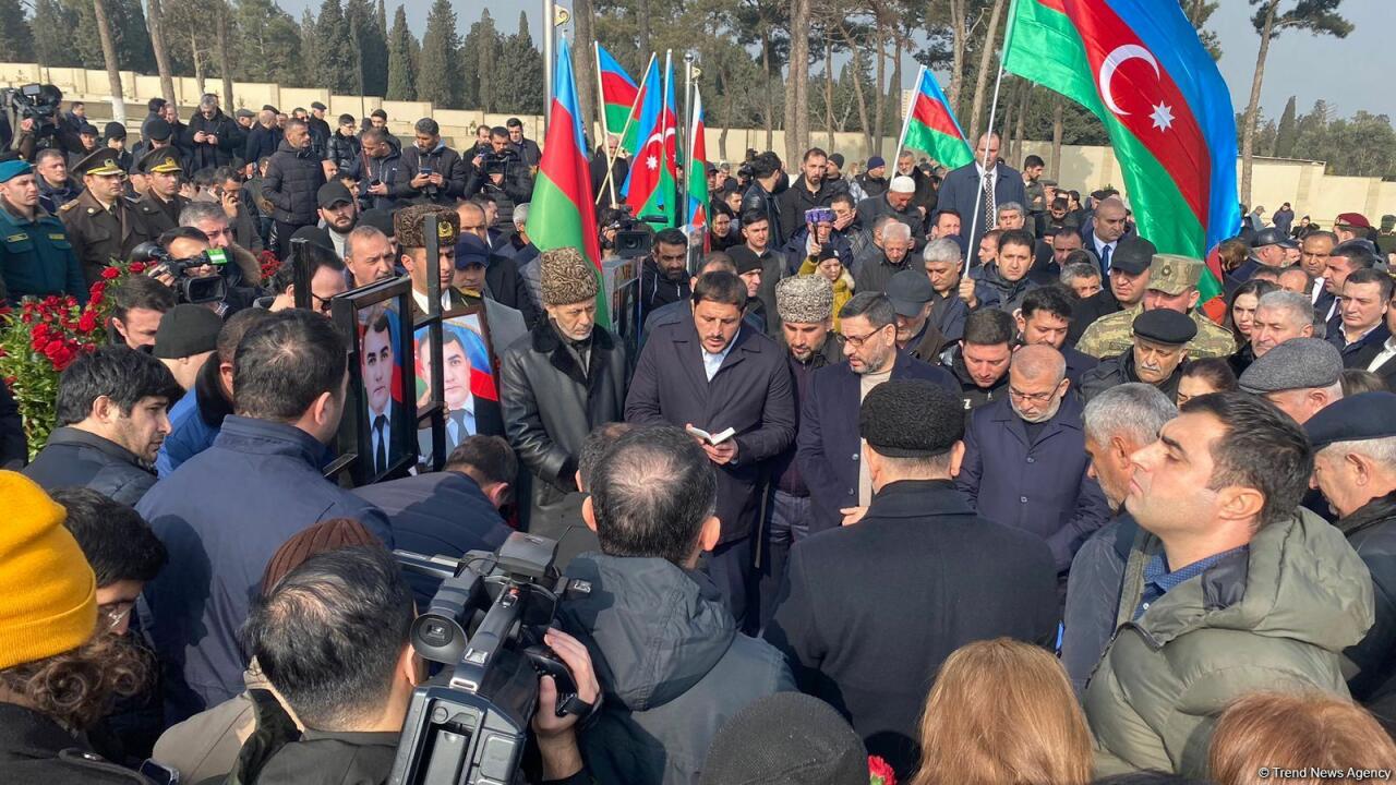 На похоронах Орхана Аскерова массовое скопление людей, пришедших попрощаться с шехидом
