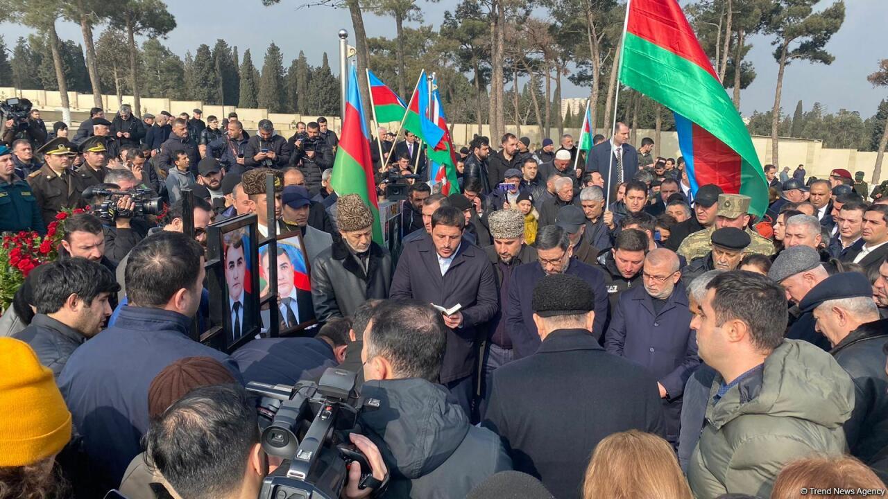На похоронах Орхана Аскерова массовое скопление людей, пришедших попрощаться с шехидом
