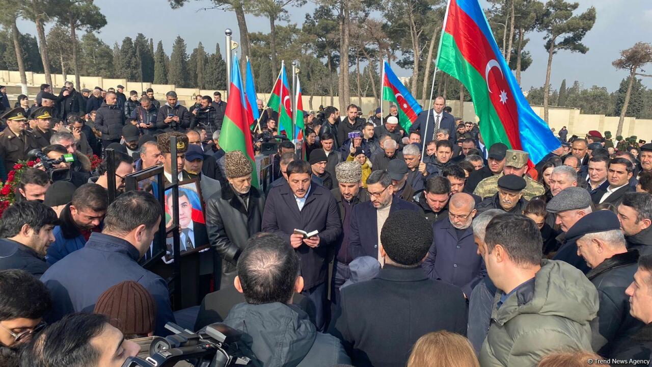 На похоронах Орхана Аскерова массовое скопление людей, пришедших попрощаться с шехидом