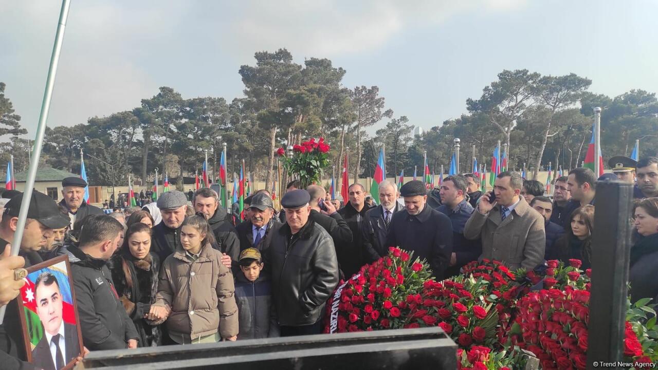 На похоронах Орхана Аскерова массовое скопление людей, пришедших попрощаться с шехидом