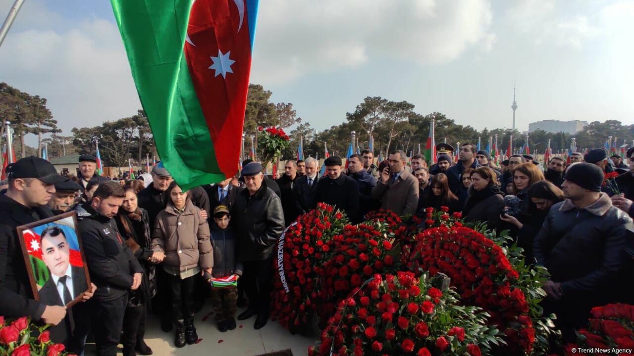 На похоронах Орхана Аскерова массовое скопление людей, пришедших попрощаться с шехидом