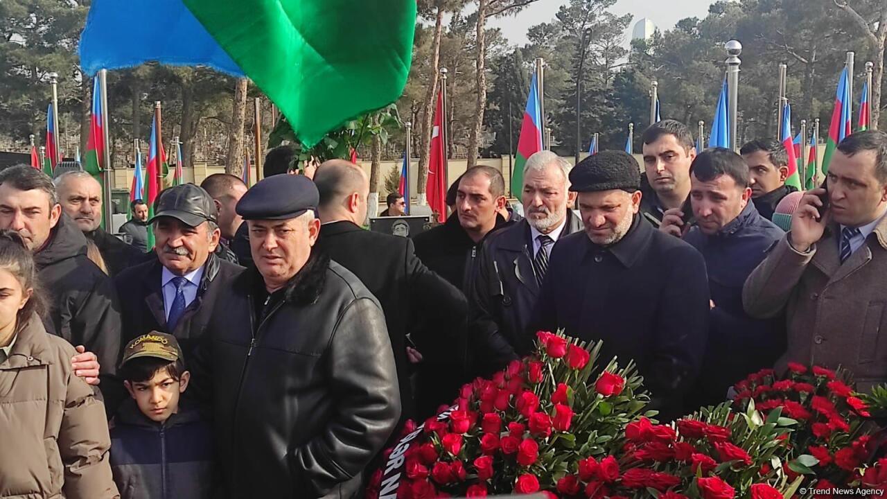 На похоронах Орхана Аскерова массовое скопление людей, пришедших попрощаться с шехидом