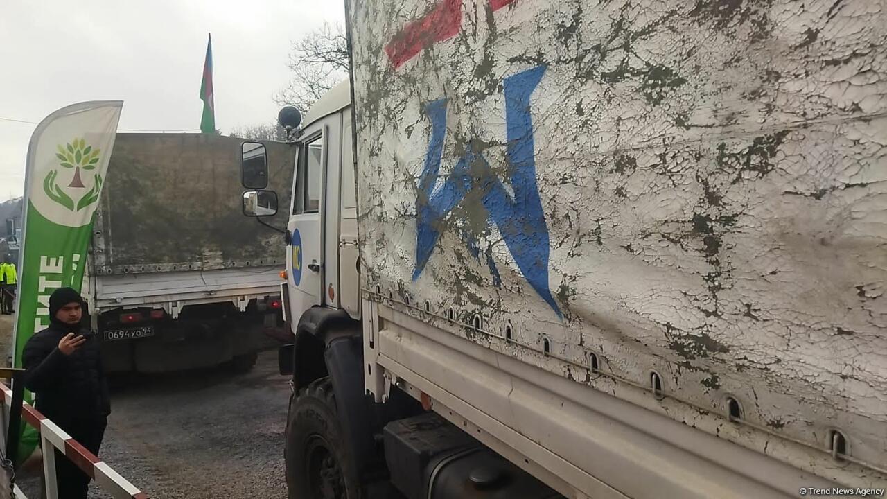 По Лачинской дороге проехала большая колонна автотранспорта миротворцев