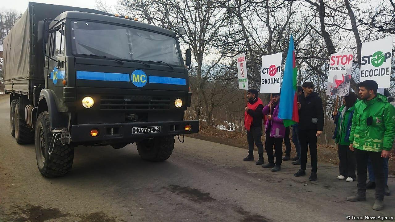 По Лачинской дороге проехала большая колонна автотранспорта миротворцев