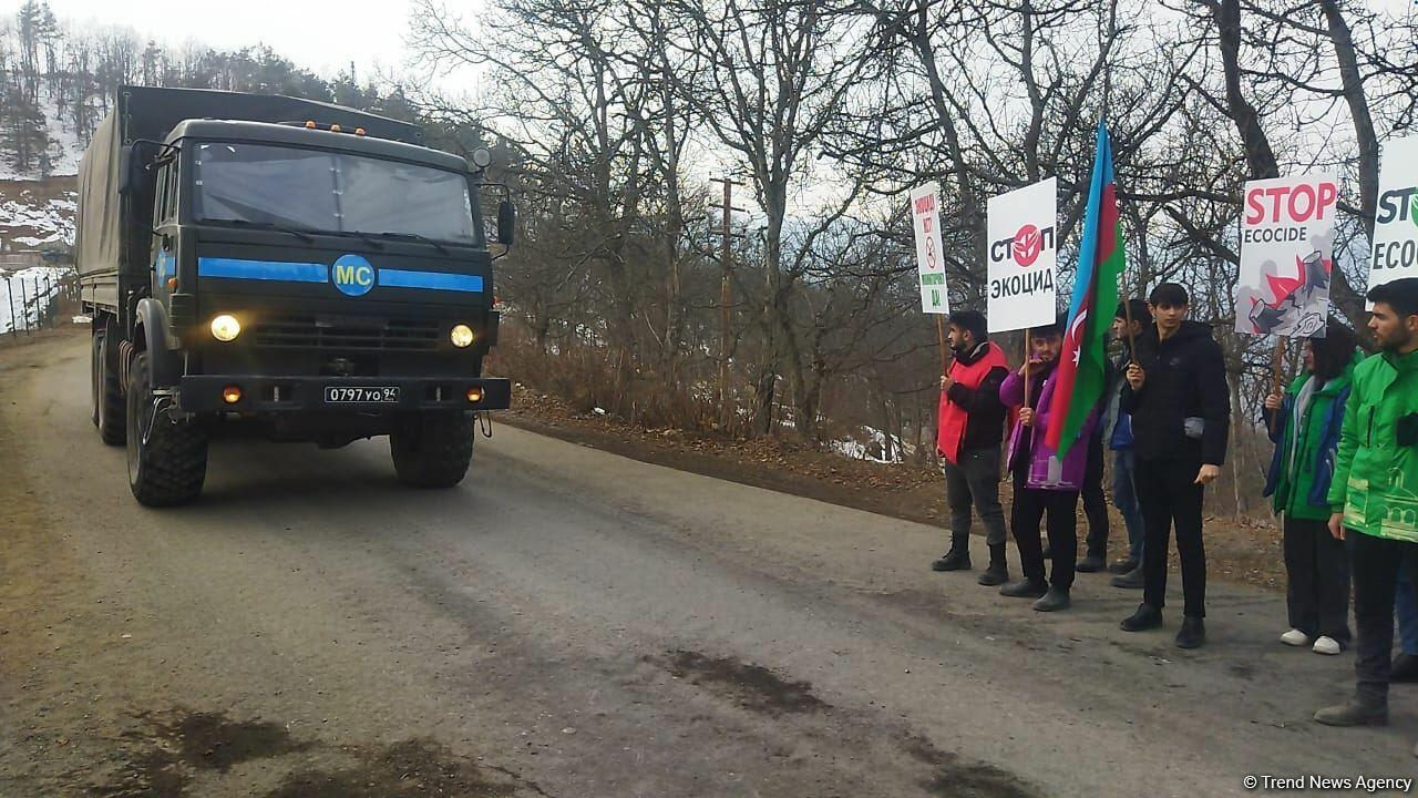 По Лачинской дороге проехала большая колонна автотранспорта миротворцев