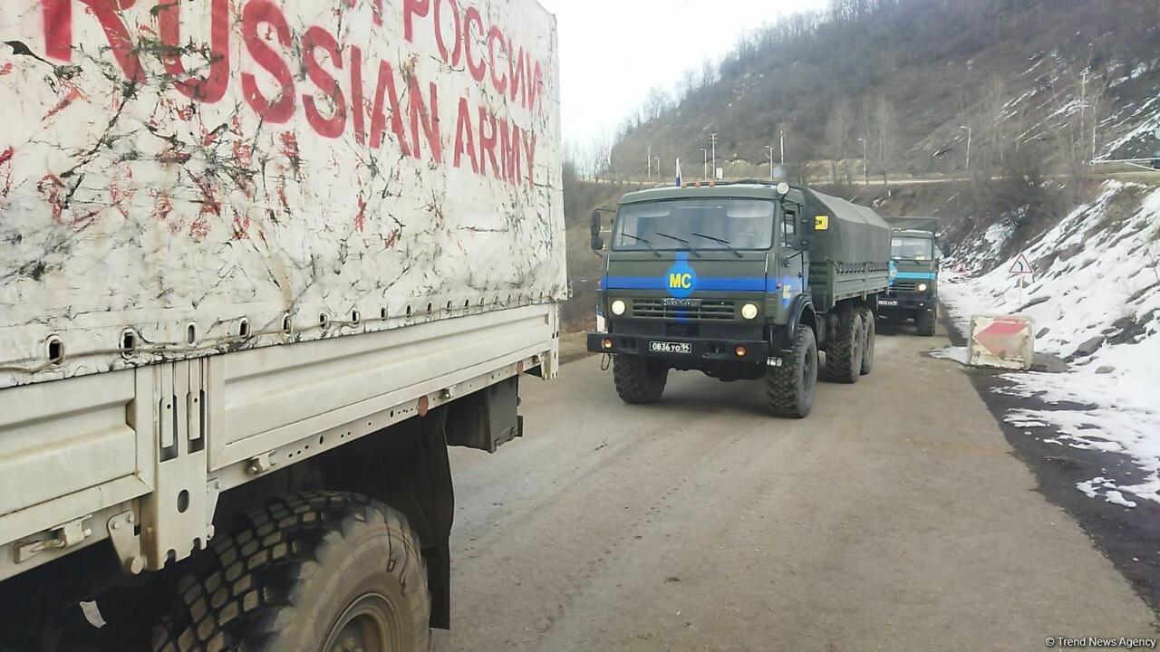 По Лачинской дороге проехала большая колонна автотранспорта миротворцев