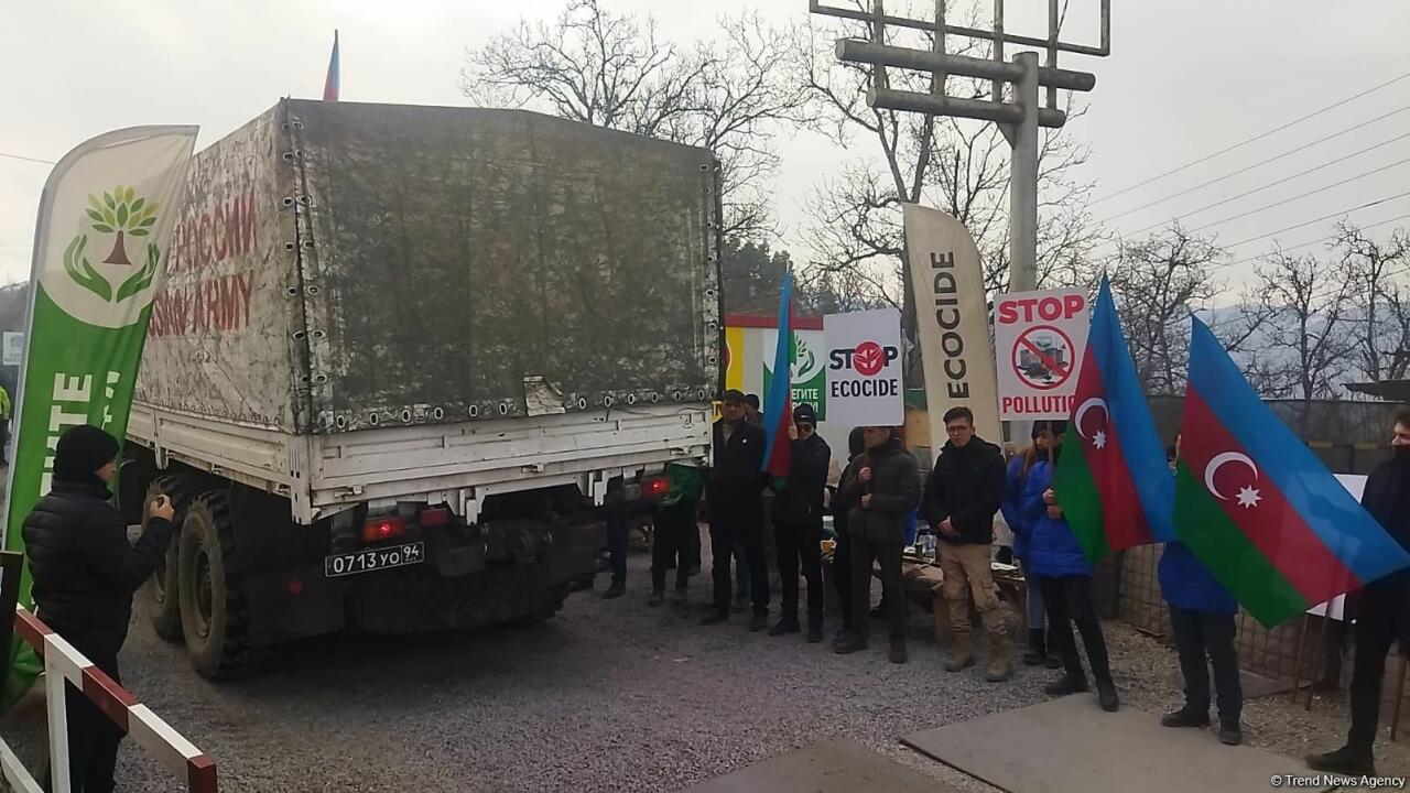 По Лачинской дороге проехала большая колонна автотранспорта миротворцев