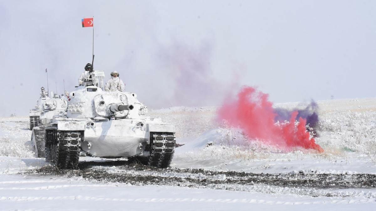 Азербайджанские танки совершили маневры на учениях в Турции