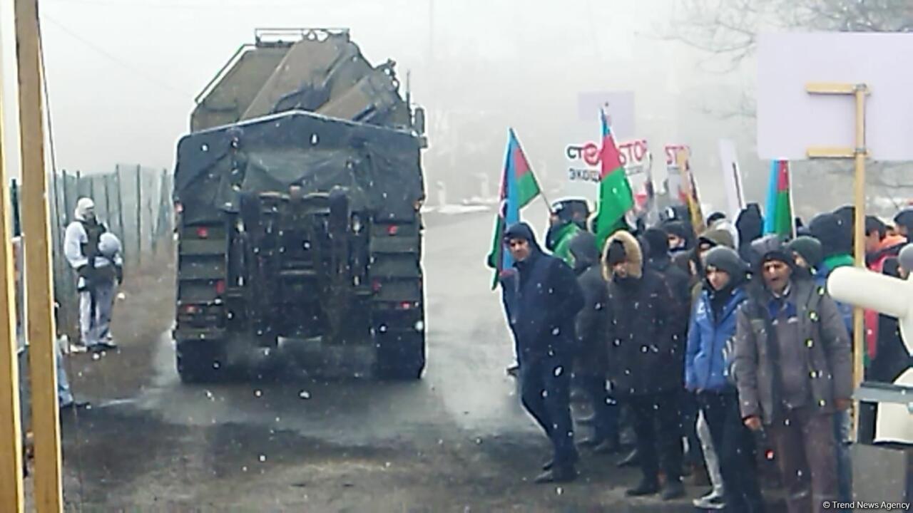 По Лачинской дороге в обеих направлениях проехали автоколонны миротворцев