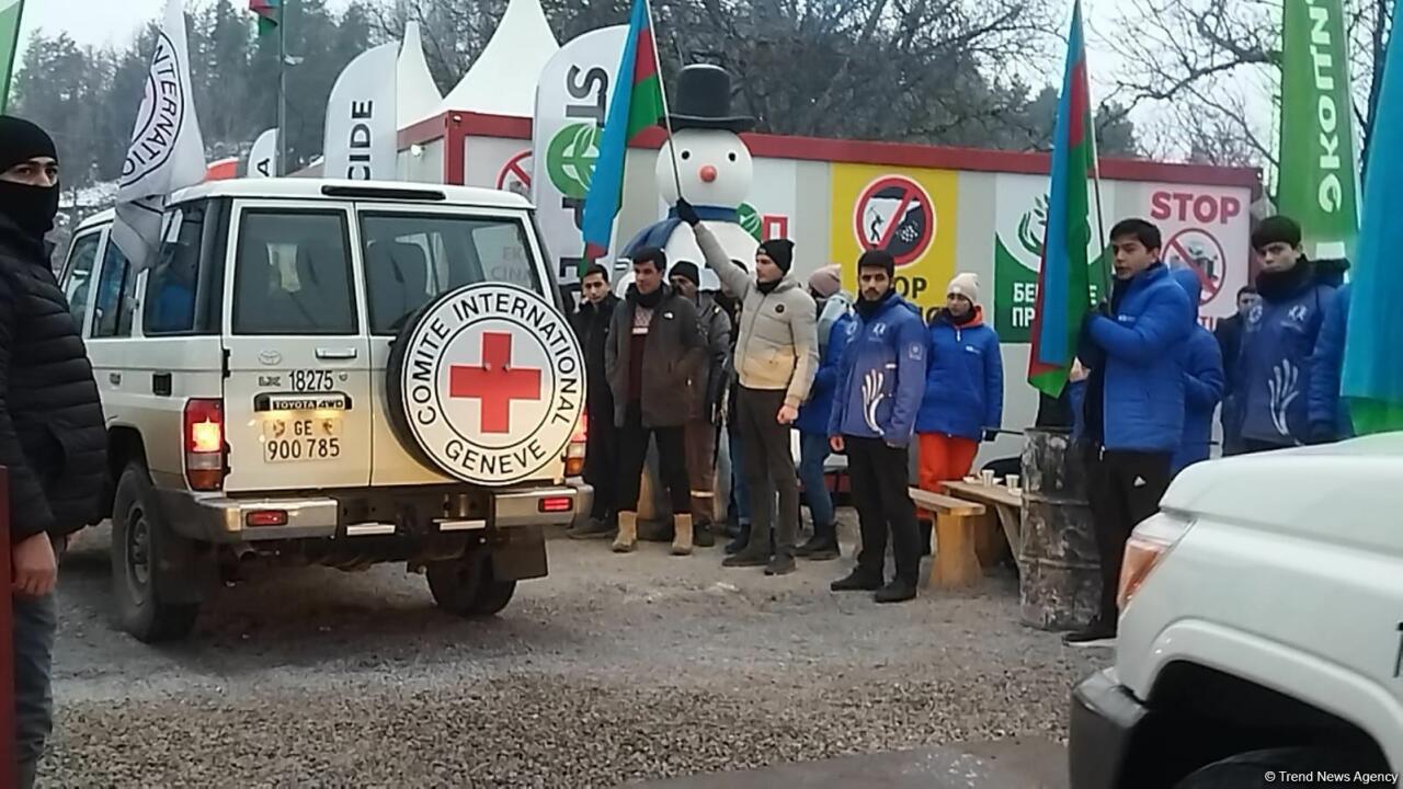 По Лачинской дороге проехали автомобили Красного Креста