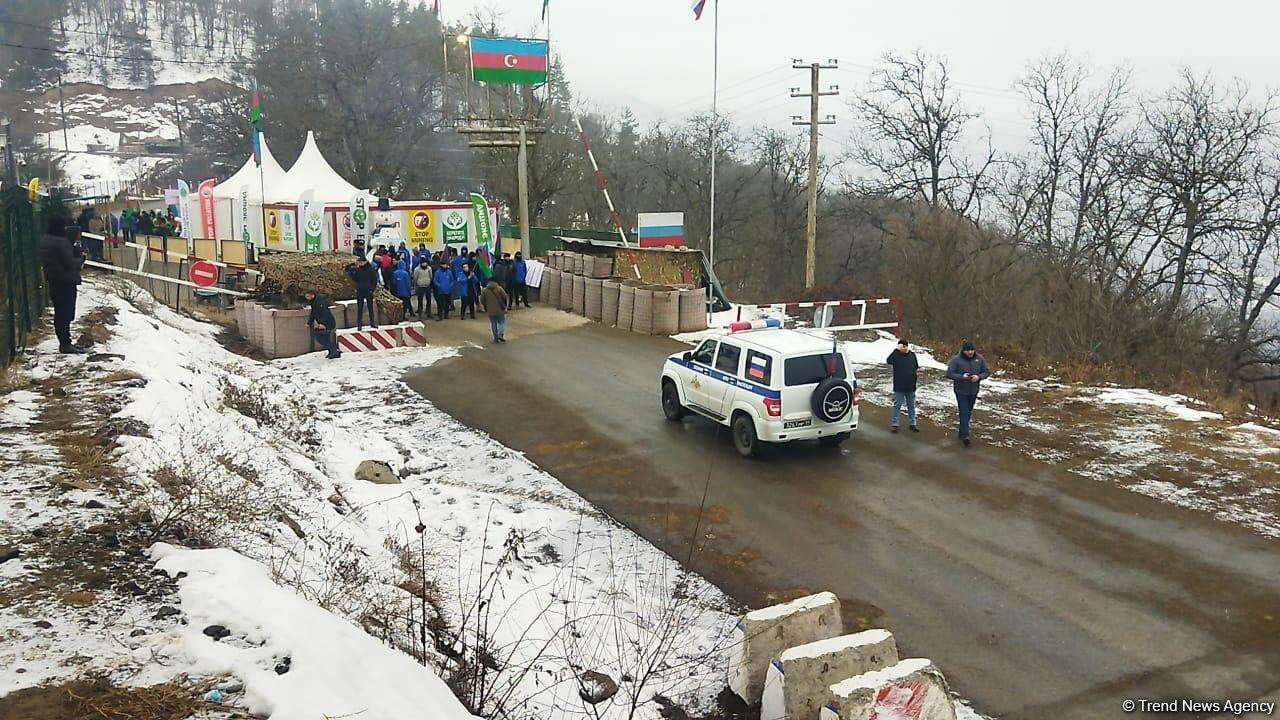 По Лачинской дороге проехали три автомобиля снабжения миротворцев