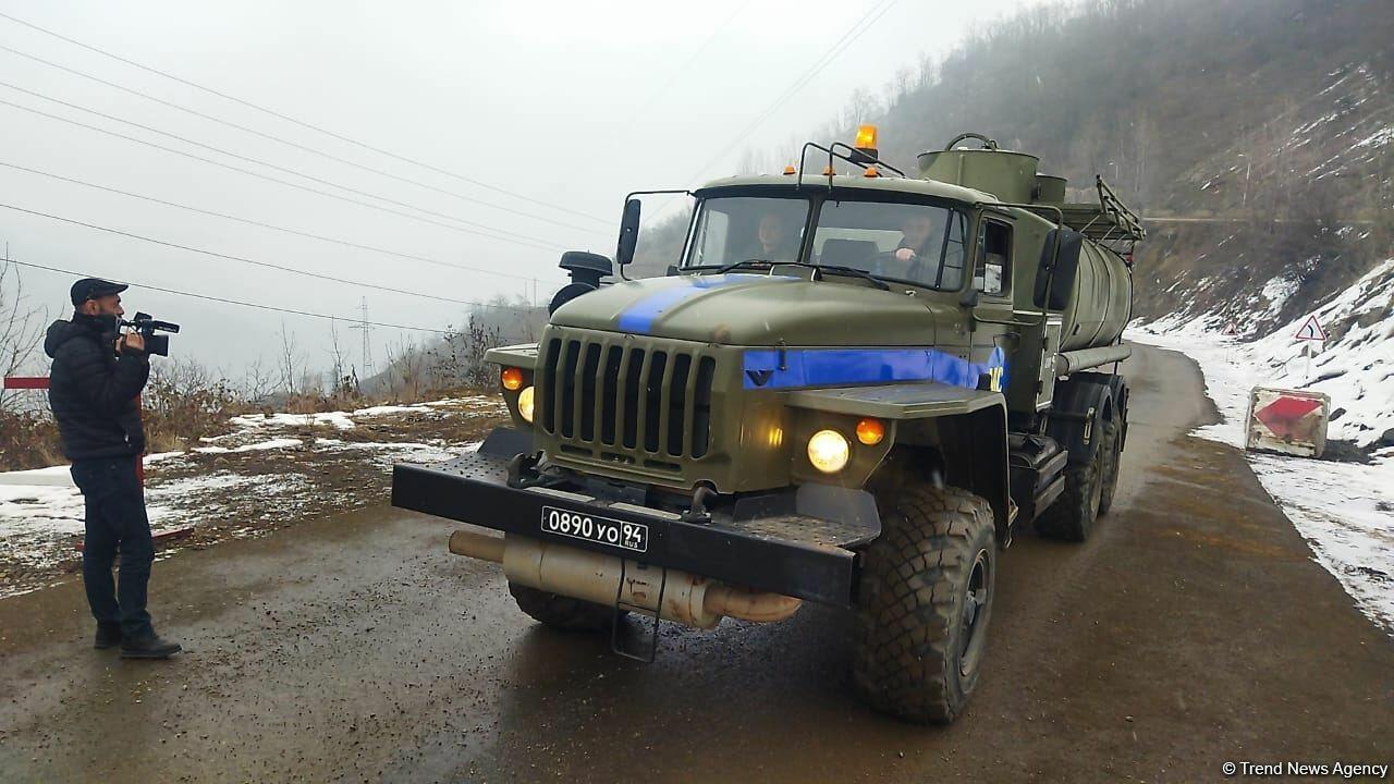 По Лачинской дороге проехали три автомобиля снабжения миротворцев