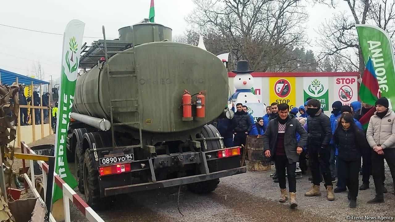 По Лачинской дороге проехали три автомобиля снабжения миротворцев