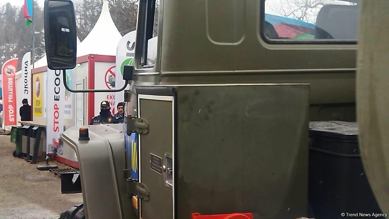 По Лачинской дороге проехали три автомобиля снабжения миротворцев