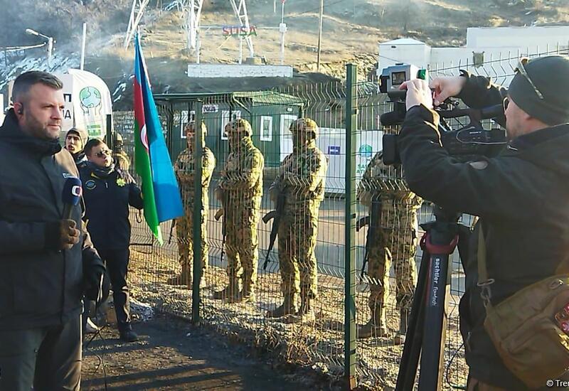 Акцию на Лачинской дороге освещают сотрудники чешского телевидения