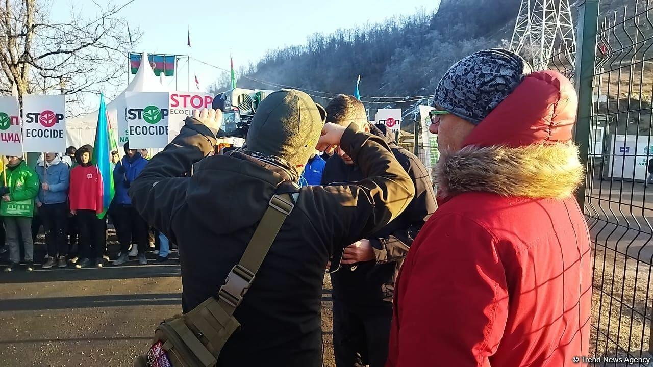 Акцию на Лачинской дороге освещают сотрудники чешского телевидения