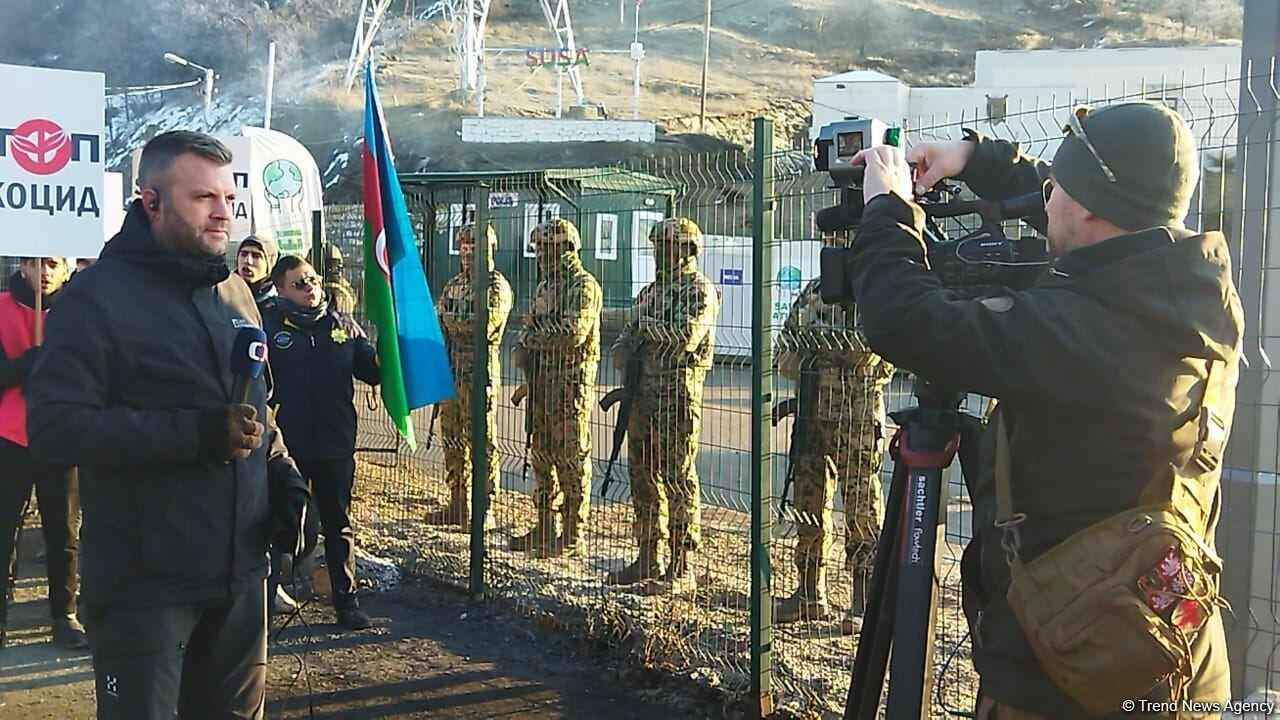 Акцию на Лачинской дороге освещают сотрудники чешского телевидения