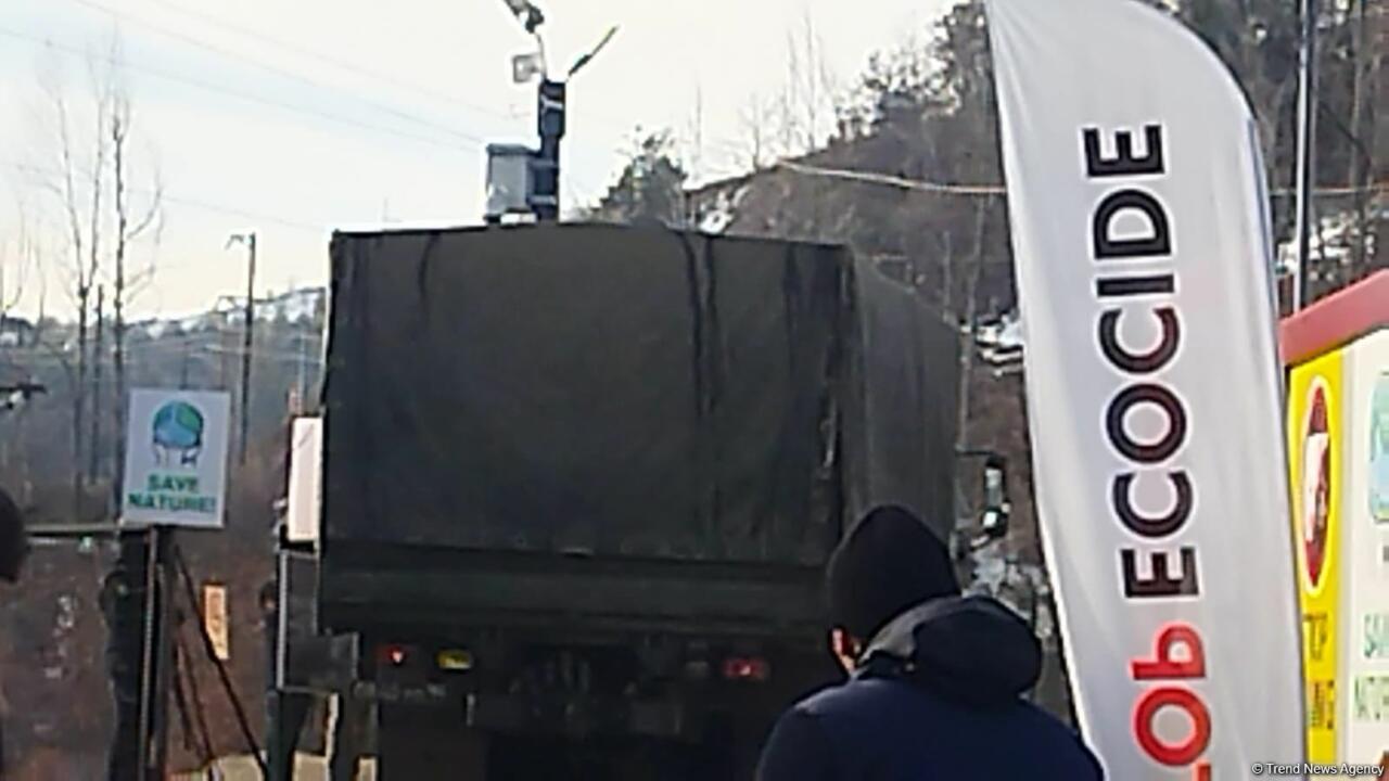 По Лачинской дороге проехали три грузовых автомобиля миротворцев