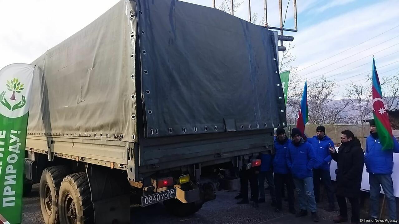 По Лачинской дороге проехали три грузовых автомобиля миротворцев