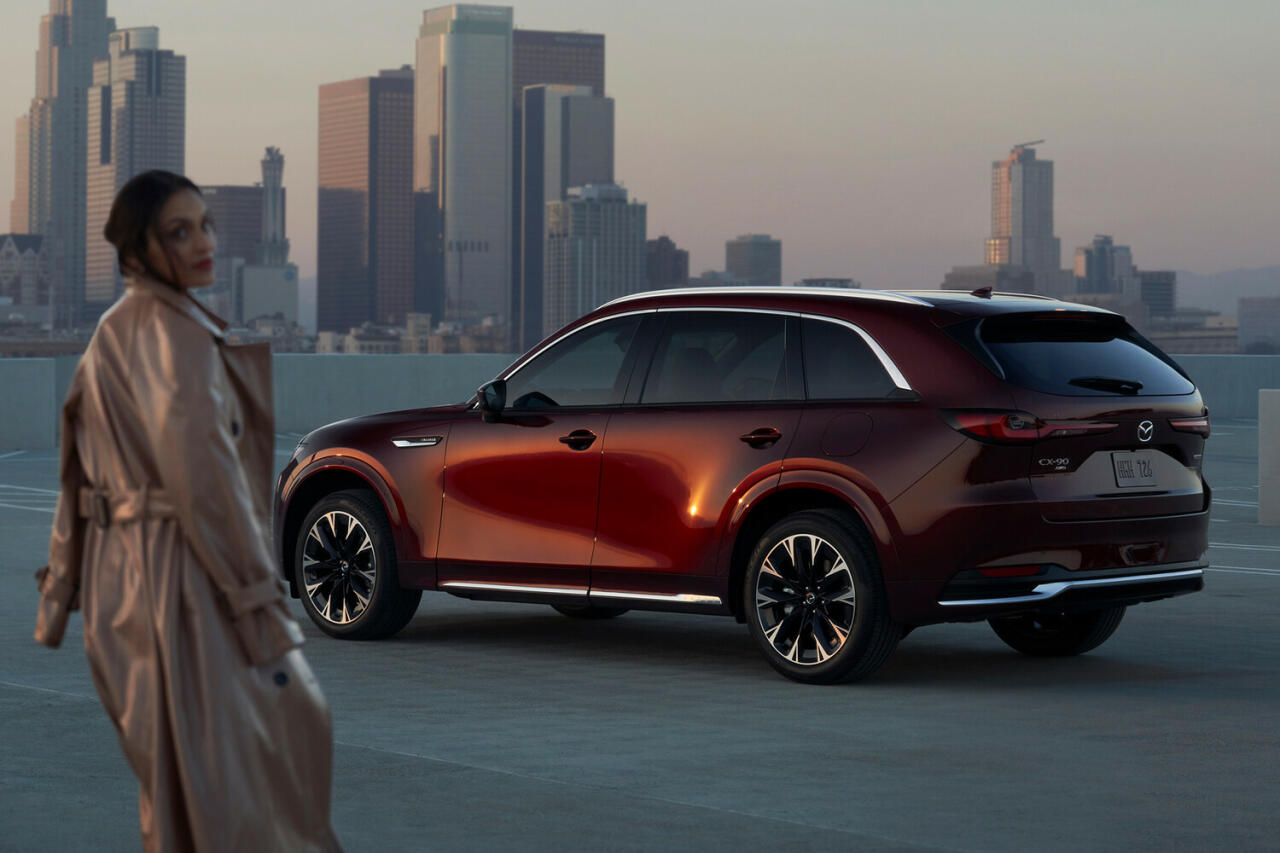 Mazda представила новый семиместный кроссовер CX-90