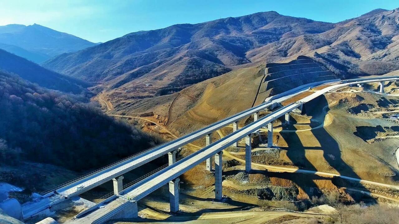 Так Азербайджан строит новую дорогу в Шушу