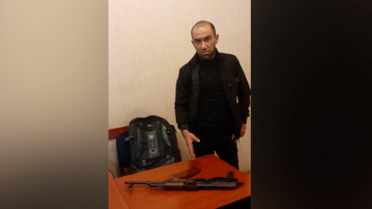 В Азербайджане задержан вооруженный человек, пропагандировавший преступность в соцсетях