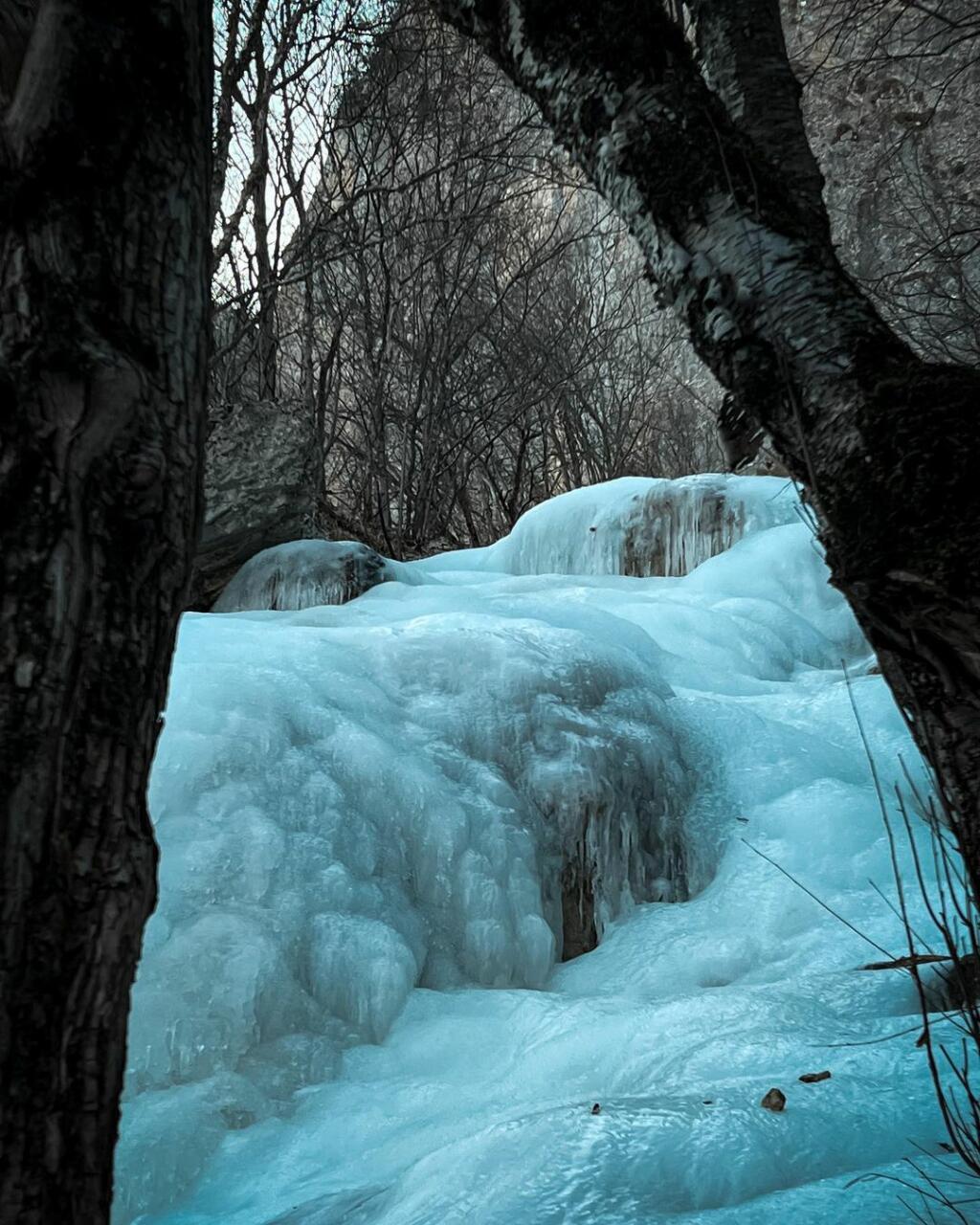 Замерзший водопад в Губе