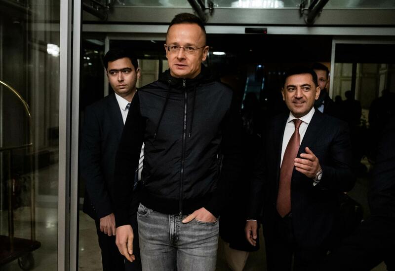 Глава МИД Венгрии прибыл с визитом в Азербайджан