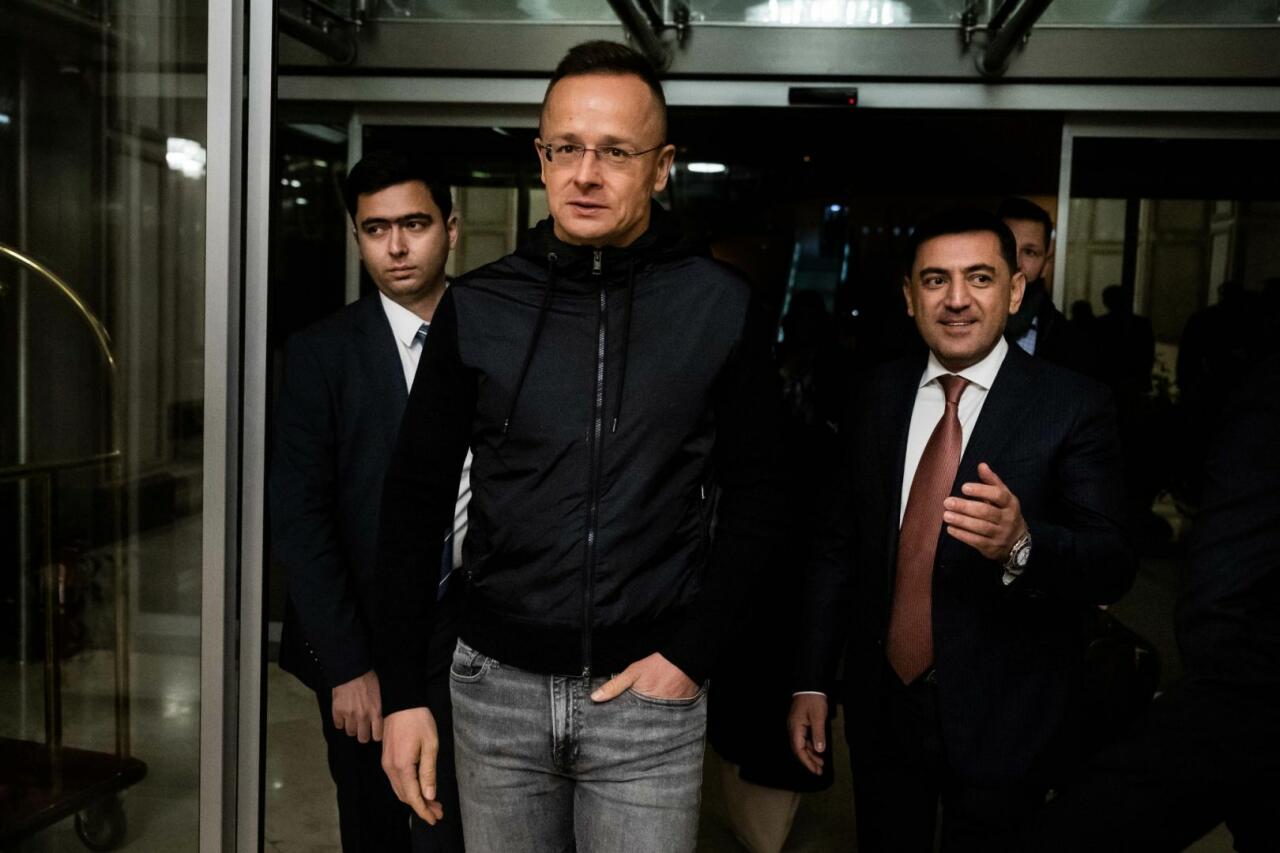 Глава МИД Венгрии прибыл с визитом в Азербайджан