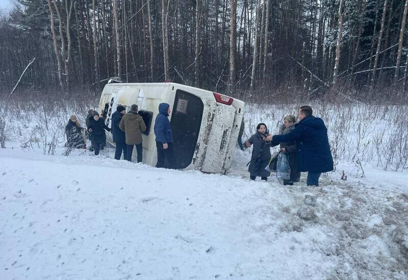 Автобус с пассажирами перевернулся на трассе под Ярославлем