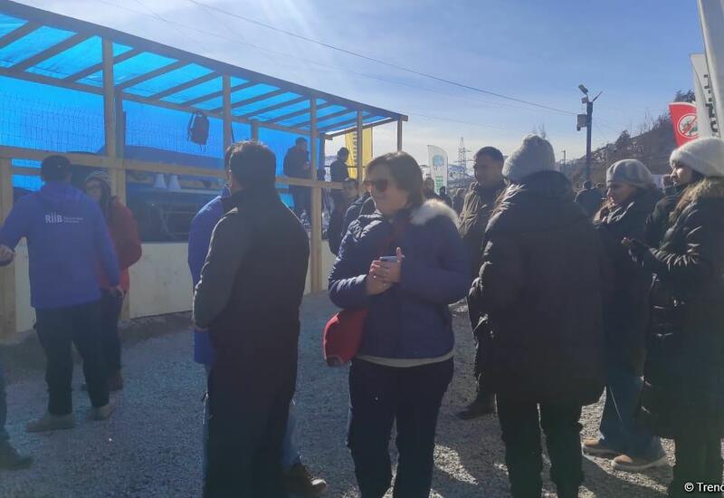 Международная делегация туристов посетила мирную акцию протеста на дороге Лачин-Ханкенди