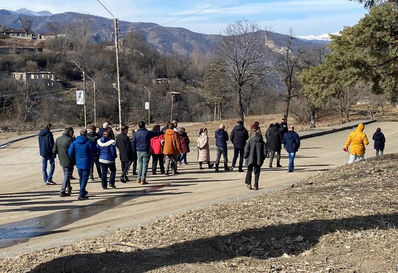 Иностранные туристы совершили пешую прогулку по городу Шуша