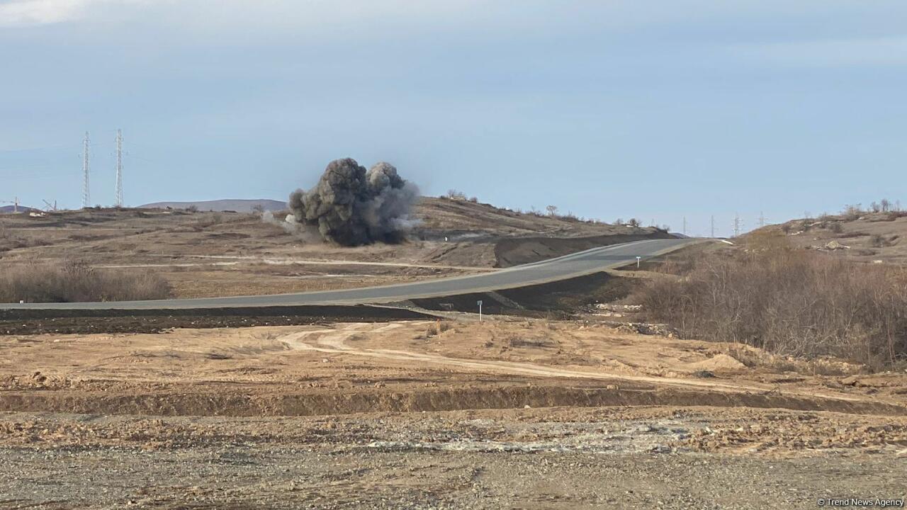 Международные путешественники понаблюдали за процессом обезвреживания мины в Физули
