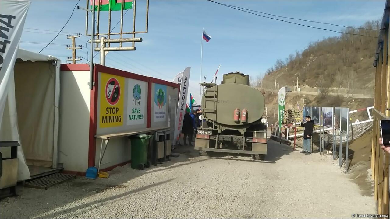 По Лачинской дороге беспрепятственно проехали машины миротворцев и МККК