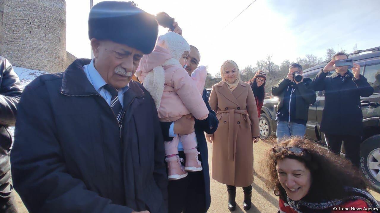 Международные путешественники вручили подарки детям в Шуше