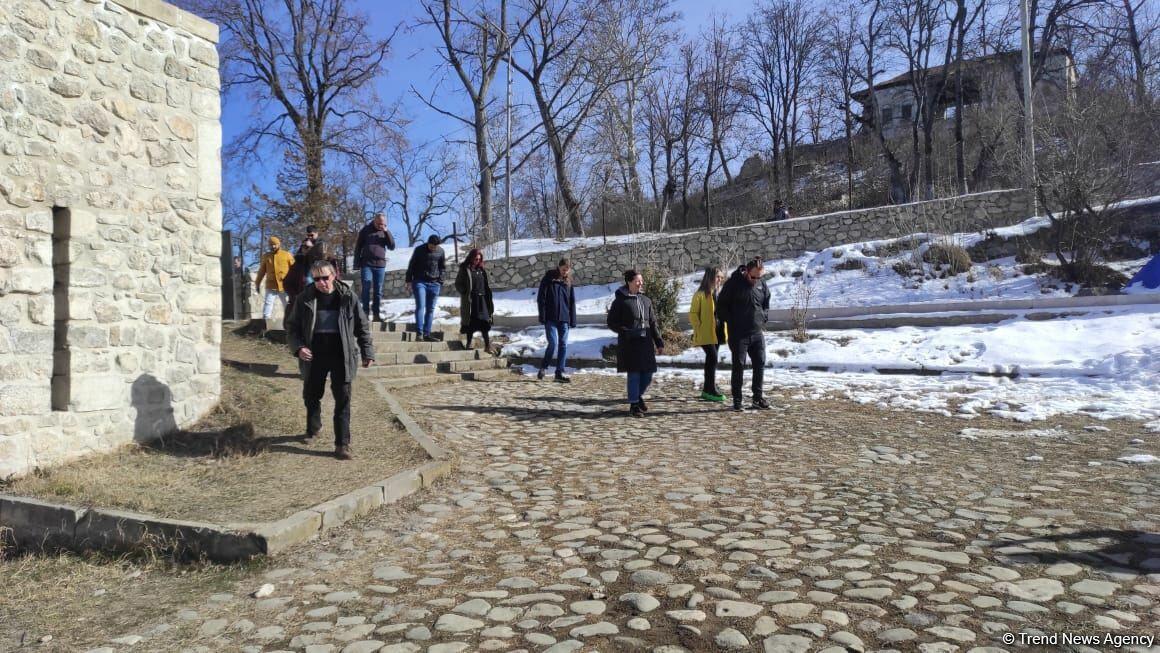 Международные путешественники посетили Шушинскую крепость