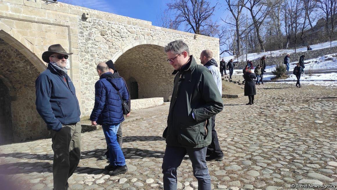 Международные путешественники посетили Шушинскую крепость