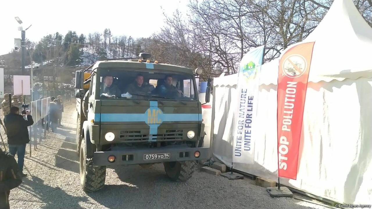 По Лачинской дороге беспрепятственно проехали еще 14 машин миротворцев