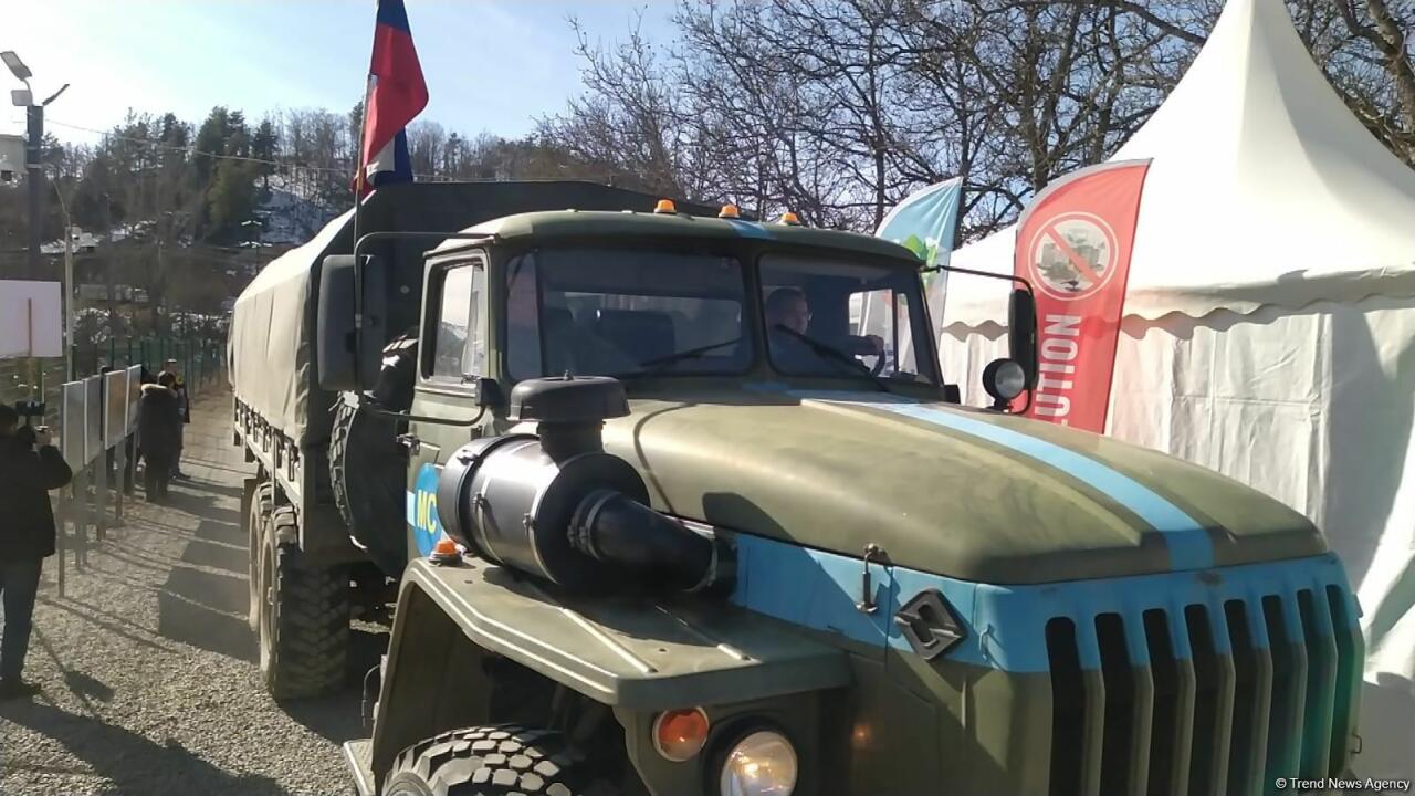 По Лачинской дороге беспрепятственно проехали еще 14 машин миротворцев